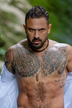Üstsüz vücutlu yakışıklı bir adam. Kaslı gövde. Güçlü, vahşi adam. Yakışıklı ve seksi bir adamın portresi. Kas modeli. Çıplak vücutlu, çıplak vücutlu, yakışıklı bir genç. Seksi adam.