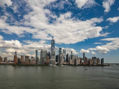 NYC, New York şehrinin siluetinin drone görüntüsü