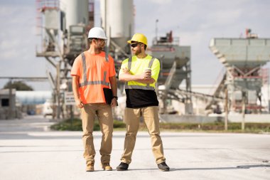 Profesyonel mühendis işçiler, fabrika işçileri açık havada. Fabrika operatörleri, makine mühendisliği ekip üretimi. Üretimdeki endüstri mühendisi işçiler