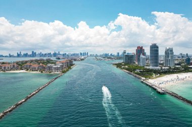 Miami sahili kıyı şeridinin hava manzarası. Miami Sahili Panorama Manzarası. South Pointe Parkı 'nın havadan görünüşü. Miami şehri. Güney Miami 'nin en iyi manzarası