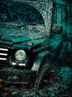 Gezgin off-road aracı. 4x4 yolculuk gezisi. Dağ yolunda off-road yolculuğu. Çamur çukurundan çıkan off-road aracı. Sürüklenen yarış arabası lastik yakar. Aşırıya kaçmış. Yarışa hazırlanan lastikler