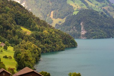 İsviçre manzarası. İsviçre Gölü 'ndeki köy. Alplerdeki dağ manzarası. İsviçre Alpleri. Turistik Alp köyünün manzarası. İsviçre Dağı manzarası