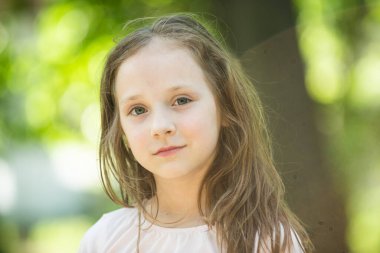 Uluslararası Çocuk Günü. Çocuk oynuyor. Parkta şık ve şık bir kız var. Çocuk güneşli bir günde yürüyor. Kaygısız çocuk.