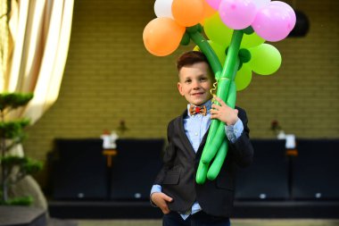 Öğretmenler gününde öğretmen için hediye getiren bir öğrenci. Okul çocuğu eğitimi ve öğrenimi