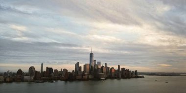 İHA 'dan New York silueti. Hudson nehrinin üzerinde New York Manhattan. New York şehri manzarası, hava manzarası. Kentsel gökdelenleri olan New York şehir merkezi silueti