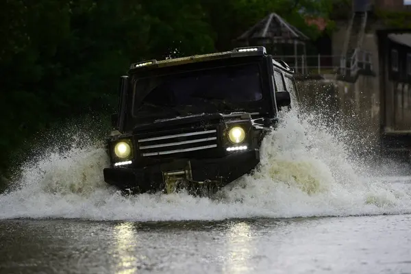 Lastikler yarışa hazırlanıyor. Safari suv. Yol macerası. Macera seyahati. Gezgin off-road aracı. Off-road aracı dağa gidiyor.