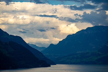İsviçre manzarası. İsviçre Gölü 'ndeki köy. Alplerdeki dağ manzarası. İsviçre Alpleri. Turistik Alp köyünün manzarası. İsviçre Dağı manzarası