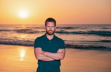 Gün batımında sahilde bir adam. Seyahat tatili konsepti. Yaz tatili