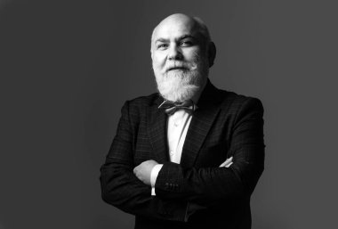 Son sınıf mutlu. Kameraya bakan yaşlı beyaz adamın yaşlılar portresi. Boşluğu kopyala