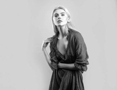 Kırmızı polkadot elbiseli seksi kadın. Trandy tarzı