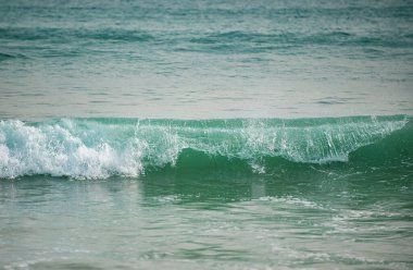 Yaz kumsalı, okyanus dalgaları tropikal bir denizde derin mavi dalgalar. Sakin deniz, okyanus arka planı