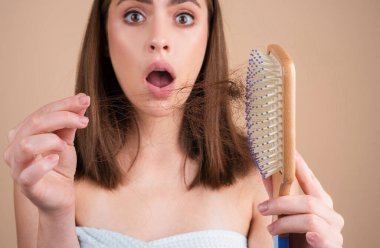 Saçını taramış, saçları sorunlu bir kadın. Saç dökülmesi ve kel problemleri kavramı