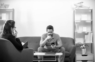 Sosyal hizmet psikoloğu adamla konuşuyor. Depresyon danışmanı. Orta yaşlı adam krizi