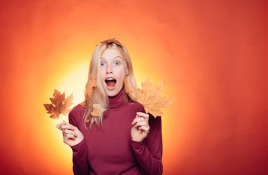 Şehvetli sonbahar kadın. Bir mevsimlik giysiler whith altın varak çekici genç kadın. Sonbahar güneşli günde sonbahar kıyafetlerini giyen kız. Moda kızlar