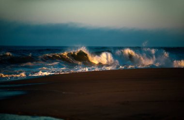 Deniz yüzeyi yaz dalgası arka planı. Güzel yaz plajı, deniz ya da okyanus doğası. Manzaralı deniz manzarası. Sakin deniz suyu