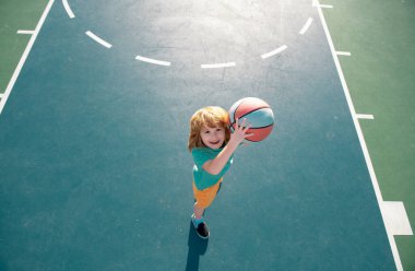 Basketbol oynayan ve basketbol oynayan bir çocuk, geniş açılı. Çocuklar spor aktivitesi