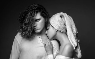 Sarılıp kucaklaşan genç aşıklar. Sevgi ve şefkat dolu bir çift.