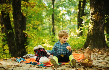 Teddy ile oynayan bebek. Çocuk kavramı. Küçük çocuk çocukluk yılları tadını çıkarın. Her çocukluk çağı önemli. Çocukluk. Mutluluk. Çocuk tatil