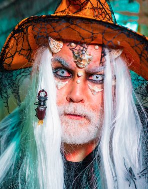 Cadılar Bayramı böceği, böcek - portre yakın çekim. Cadılar Bayramı canavarı gibi giyinmiş sakallı adam. Kan makyajlı cadılar bayramı sakallı adam. Cadılar Bayramı canavarı gibi giyinmiş sakallı adam..