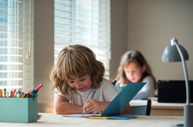 İlkokul öğrencileri sınıfta. Okula dönelim. Bilgi toplama günü. Okul günleri