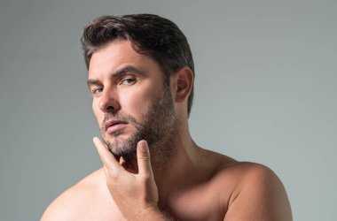 Erkekler için kozmetik kremi. Spa erkek modeli, cilt bakımı için cilt bakımı. Yaşlanma karşıtı cilt için sabah maskesi. Cilt bakımı. Erkek yüz kremi. Mükemmel yumuşak ciltli bir adam. Güzellik ürünleri.