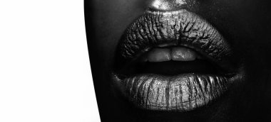 Lüks altın dudaklar makyaj. Altın rujlu altın dudaklar. Seksi kızın dudaklarında altın boya. Şehvetli kadın ağzı, izole bir arka plan. Parlak altın dudaklar.