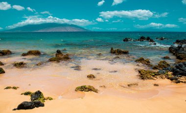 Altın kumu olan sahil, turkuaz okyanus suyu. Panoramik deniz manzarası. Yaz tatili için doğal arka plan