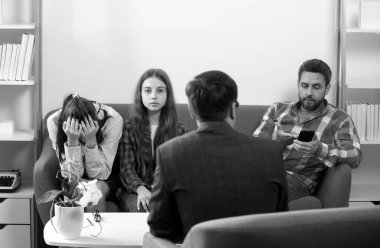 Ebeveyn kavramı. Ebeveynler psikoloğa aile veya çocuk sorunlarını anlatıyor