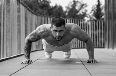 Spor salonunda egzersiz yapan güçlü bir genç adam. Spor kulübünde spor erkek antrenmanı. Genç adamın fitness antrenmanı var. Erkek sporcu egzersiz, spor ve antrenman yapar. İnsanlar spor ve sağlıklı yaşam tarzları