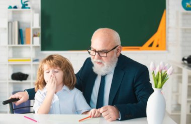 Öğrenmeme yardım et. Sınıfta okul çocuğu olan eski bir öğrenci. Öğretmenlik, eğitim, öğretmenlik. Öğrenci çocuk dersi.