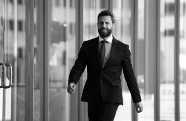 Modern ofisin önünde bir iş adamı portresi