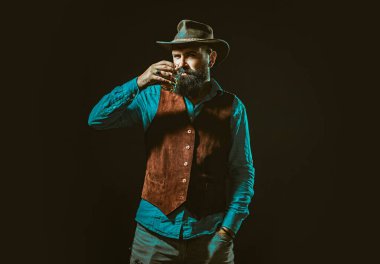 Alkol bağımlısı olan üzgün bir kadın. Stresi azaltır. Sarhoş ya da iş adamı siyah arka planda viski içer.