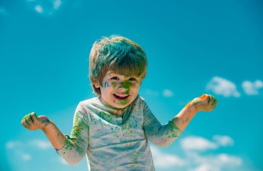 Yüzü boyalı çocuklar. Komik çocuk portresi