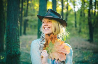 Sonbahar kadını. Sonbahar ve yaprak sonbahar Dreams. Güzel kadın ve yakışıklı adam Parkta yürüyüş ve güzel sonbahar doğanın tadını çıkarın