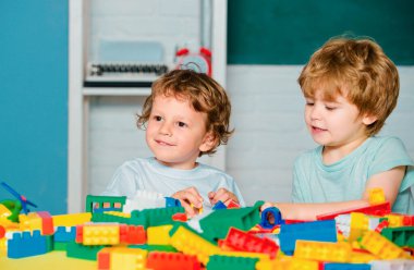 Küçük çocuklar bloklarla, trenlerle ve arabalarla oynarlar. Anaokulu ve anaokulu çocuğu için eğitici oyuncaklar