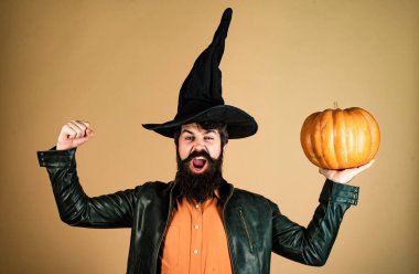 Cadılar Bayramı şapkalı heyecanlı hippi adam. Cadılar Bayramın kutlu olsun yakışıklı adam. Cadı şapkalı sakallı cadılar bayramı adamı. Stüdyo yakın çekim. Mutlu Cadılar Bayramı Etiketleri