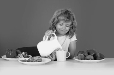 Çocuk bütün inekleri sağıyor. Çocuk portresi evde taze sağlıklı yiyecekler yiyor. Çocuk okuldan önce kahvaltı yapıyor.