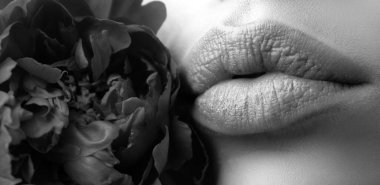 Mükemmel doğal dudak makyajı. Dudakları rujla yakın plan. Çiçekli güzel kadın dudakları
