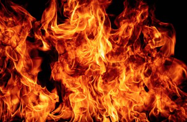 Alevler. Siyah arka planda yanan ışıklar. Siyah arka planda yangın alevleri. Soyut yangın alevi arkaplanı