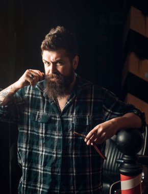 Eski ahşap arka plan kopya alanı ile berber araçlarda. Eski vintage kuaför dükkanı kutup moda. Komuta sizde ziyaret kuaför berber dükkanı olarak. Profesyonel kuaför berber iç