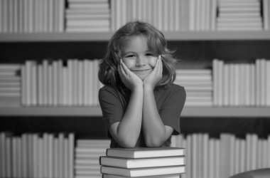 Kitabı olan bir öğrenci. Çocuk inek öğrenci kütüphanede kitap okuyor. Sınıfta kitabı olan bir öğrenci. Okumak için edebiyat. Çocuk kitaplardan öğreniyor. Okul eğitimi ve zeki yetenekli küçük dahi.