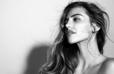 Güzel, zarif bir kadının stüdyo portresi. Yüksek model.