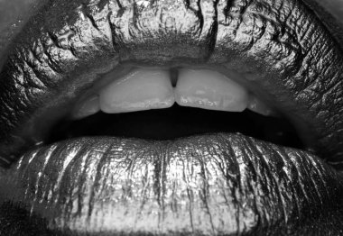 Cazibeli kozmetik. Altın dudaklar. Ağızdan gelen altın boya. Makyajlı kadın ağzında altın dudaklar. Altın metalik için duygusal ve yaratıcı tasarım