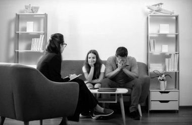 Çocuk sorunlarını çözmesi için babasına yardım eden bir psikolog. Sosyal Hizmetler Danışmanı