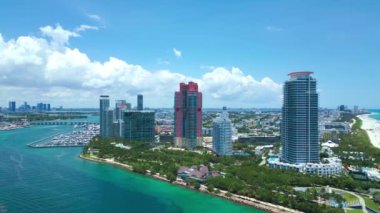 Miami Skyline 'da. Gökdelenleri olan Miami şehri gökyüzü manzarası. Miami Peyzaj Skyline. Gökdelenler ve limanlar. Miami rıhtımı marinayla dolu.