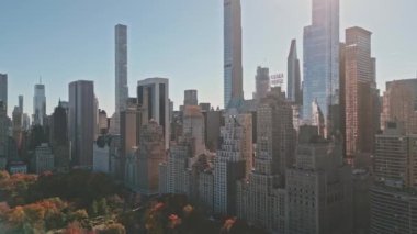 Sonbahar Sonbaharı. İnsansız hava aracından sonbahar Central Park manzarası. Sonbaharda New York City Manhattan Central Park Havalimanı panoraması. New York 'ta sonbahar boyunca Central Park