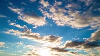 Blue Sky zaman aşımı. Cumulonimbus bulut hareketi. Hareket eden bulutlar ve güneş. 4K zaman aşımı. Bulutlu gökyüzü. Bulutlu bulutlu zaman atlaması. Mavi gökyüzü zaman aşımı. Mavi gökyüzü ile doğa havası