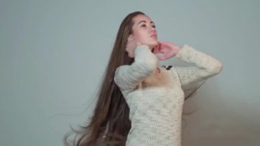 Esmer kadının doğal uzun saçı. Çok uzun kahverengi saçlı. Uzun saçlı kadın uzun saçlarını sallıyor. Uçan Saçlı Kız. Saç stili olan güzel bir model portresi.