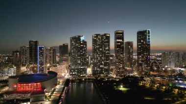 Miami Plajı, Güney Sahili, akşam. Miami Beach gece silueti. Miami akşam manzarası, hava manzarası. Miami kıyı şeridi, kıyı, deniz kenarı, akşam okyanusu manzarası