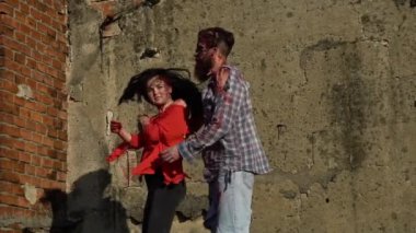 Cadılar Bayramı Zombi Çifti kan dansında. Lanet zombi. Kana bulanmış seksi çift. Birbirine aşık Cadılar Bayramı çifti. Cadılar Bayramı 'nda sakallı bir çift ve genç bir kadın. Lanet Cadılar Bayramı makyajı